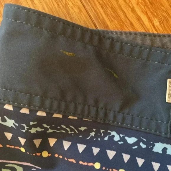 Quicksilver men’s surf silk size 32 - blue with tribal pattern - Picture 8 of 8